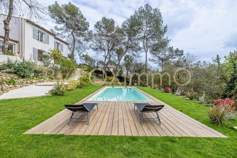 On the Côte d'Azur, in Roquefort les pins, in a popular residential area very close to the city center, transport and shops, this villa is in absolute calm condition in the heart of nature. This beautiful villa of 192m2, completely renovated with tas...