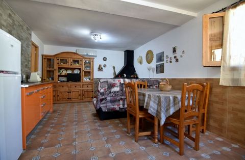 Are you looking for a place to escape the city and enjoy nature? We have just what you are looking for. This finca with farmhouse is located at the foot of the castle of Gérgal with fantastic views of the mountain and the entire valley. Just 33 minut...