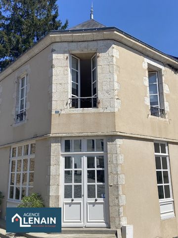 Come and discover this charming house of 151 m2 located in the heart of Pouzauges. This house of the 1800s has on the ground floor: 3 bedrooms, bathroom, toilet with washbasin, large stairwell (possibility office). Upstairs you will find a large furn...
