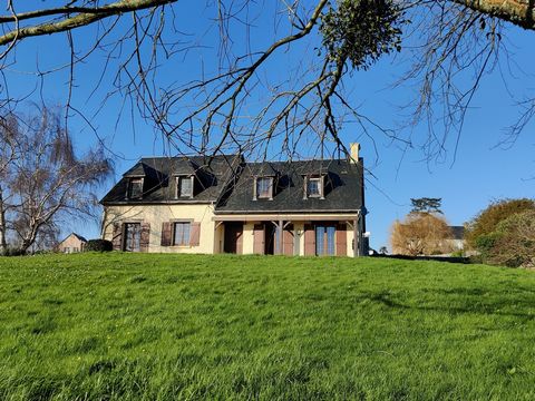Near Agon-Coutainville, in Montmartin-sur-Mer, Antony Vesque Immobilier offers you exclusively this large and bright property, with life on one level. Composed on the ground floor of a double living room of 48 m2, with wood fireplace, a large fitted ...