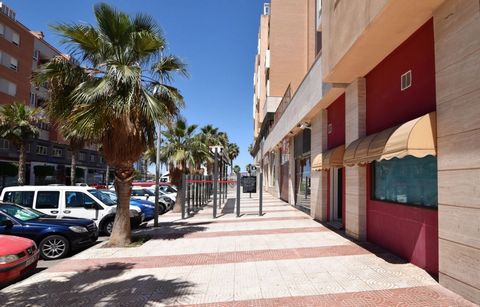 Are you looking for a place to put your business? If you are an enterprising person we have a magnificent place to start succeeding with 163.84 m² built and 153.03 m² useful. It also has a smoke outlet. It is located on Avda. de la Fabriquilla, an ar...