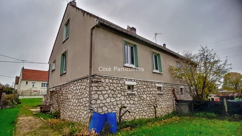 House of traditional construction on basement, comprising: Entrance, dining room with wood stove, kitchen, 2 bedrooms with wardrobe (solid parquet floor), bathroom and toilet. Upstairs: a bedroom and an attic convertible into an additional bedroom, a...
