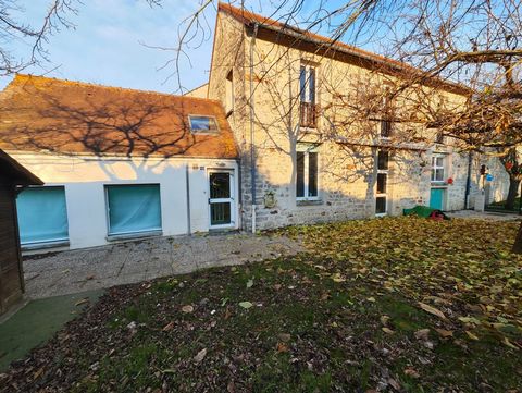 In the town of Mée sur Seine, near the city center and the forest of Bréviande, a local located in an old Briarde farm, currently arranged in nursery of about 115m2 on several levels with two independent entrances and an exterior of about 700m2. Idea...
