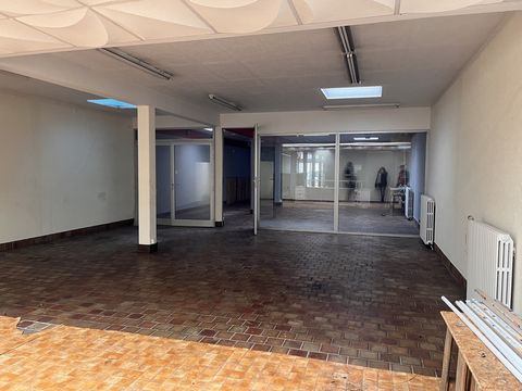 Investment building comprising: A commercial cell of 200 m2, cellar. 1st floor: Kitchen, toilet, four rooms. 2nd floor: Four rooms. Possible to keep in office, or transform into housing Parking for sixt cars which is constructible about 160 m2 Do not...