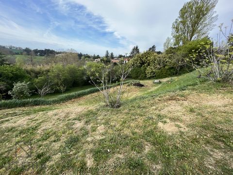 Alteria real estate offers you this land of 1004 m2 located in the town of AUZEVILLE Serviced building land offering an exceptional and breathtaking view of the Lauragais valley and the Pyrenees Ideal rural environment for quality construction, 20% f...
