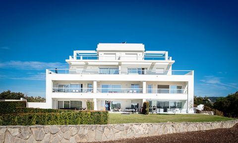 Brand New Corner 3 bedroom - Front line San Roque Golf with full sea views Enjoy indoor/outdoor living in this never lived in luxury apartment overlooking the esteemed old course of San Roque Club and the Mediterranean Sea. This modern apartment is p...
