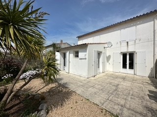 In the heart of Gillieux, close to the whale lighthouse, house of about 130 m² comprising on the ground floor an entrance, a kitchen, a laundry room, separate toilet, living / dining room with fireplace; Upstairs, landing serving four bedrooms, one w...