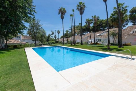 Welcome to this wonderful duplex for 4 people with a shared pool and 400 meters from the Nueva Andalucía beach. Outside, you can swim and cool off in the large chlorine pool that measures 12 x 7 meters and has a depth ranging from 1 to 2.5 meters. Th...