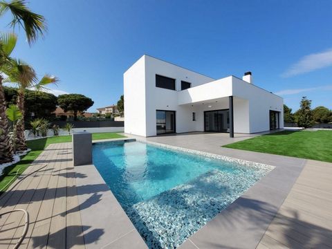 Magnificent contemporary villa very well located in the lower part of the Puig Ses Forques neighborhood, the closest to Palamos and the beach (400 m from Monestri beach). Newly built, recently finished, in a modern and minimalist style but with all t...