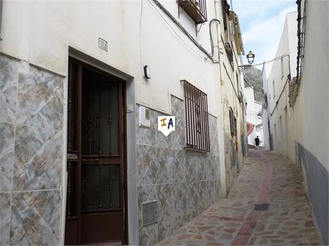 Herenhuis met drie slaapkamers in Martos, in de provincie Jaen in Andalusië, Spanje. Gelegen aan een smalle, rustige straat komt deze woning uit op een sfeervolle inkomhal, rechts is een ruime woonkamer, rechts is een moderne keuken en verderop is ee...