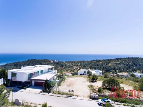Enjoying fabulous views over the sea, we invite you to discover this magnificent plot of 640m2 located in Quinta da Fortaleza only a 5 minute drive from Salema beach and its restaurants and a few minutes walk from Cabanas Velhas beach. Additional inf...
