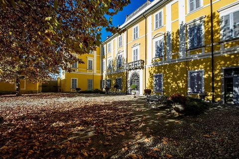 Valbrembo - Nur wenige Minuten vom Zentrum von Bergamo entfernt bieten wir eine elegante Villa von beträchtlicher Größe zum Verkauf an. Das Anwesen ist eine historische Residenz aus der zweiten Hälfte des 18. Jh. Die Villa Benaglio, Salvi, Tacchi, Fe...