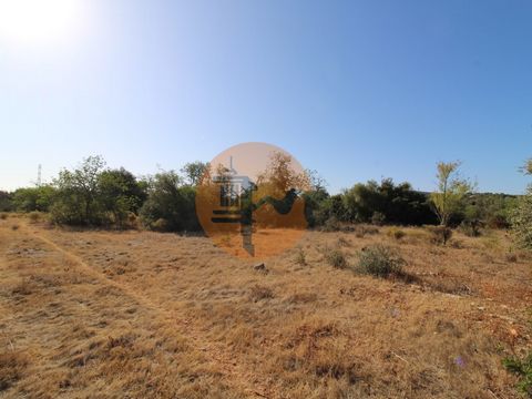 Located in a quiet and easily accessible area, we present a partially flat land with incredible natural beauty. With an extension of 6,840 m2, this land features a variety of trees such as carob, almond, and fig trees, as well as arable crops. The pr...