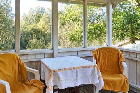 Welcome to Gäddebräcka just over 9 kilometers from Henån on beautiful Orust. Here you stay close to both golf course, swimming spots, the sea and nature. The cottage that lies with the forest as a neighbor is rich in both berries and mushrooms during...