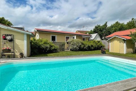 Here is the opportunity to enjoy something out of the ordinary. A very nice renovated cottage on the homeowner's plot with a high standard and large swimming pool. Here you can just relax, swim and discover Ängelholm and Skåne. Inside the door you ha...