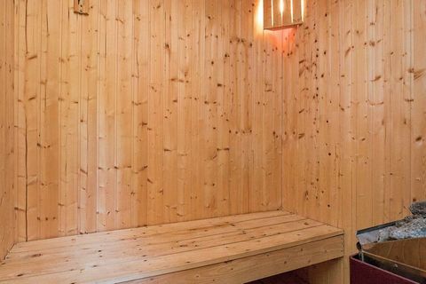 Ferienhaus mit Sauna, in einem ruhigen Viertel bei Hvalpsund gelegen. Das Haus verfügt über drei Schlafzimmer, alle mit Doppelbetten. Der Fernseher im Wohnzimmer empfängt nur dänische Sender, aber es gibt einen DVD-Spieler, Stereoanlage und Holzofen....