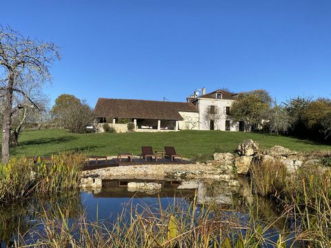 Located a few minutes from Brantome, the Green Venice of Perigord, in a quiet hamlet, on a dominant position in the middle of generous nature, a beautiful property consisting of two habitations, two barns, a small stone building, a natural swimming p...