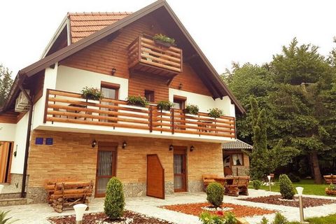 Petite maison d'hôtes privée très proche du célèbre parc national des lacs de Plitvice avec seulement 11 chambres pour 2 à 4 personnes maximum. Adjacent à la forêt et à l'aire de jeux avec équipements de jeux pour enfants, ainsi qu'à une terrasse ext...