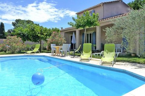Your holiday home is located on a 700 sqm enclosed property with a private pool on the outskirts of Vaison-la-Romaine, known for its Roman archaeological sites and summer festivals. The ground floor consists of a spacious living and dining room, a cl...