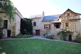 Beautifully renovated house with 3 bedrooms in the main house, a separate guest room, a pigeonnier a heated swimming pool, and outbuildings. Enter upstairs into a 34 m² living room with fireplace and separate kitchen . A bedroom of almost 18 m² and a...