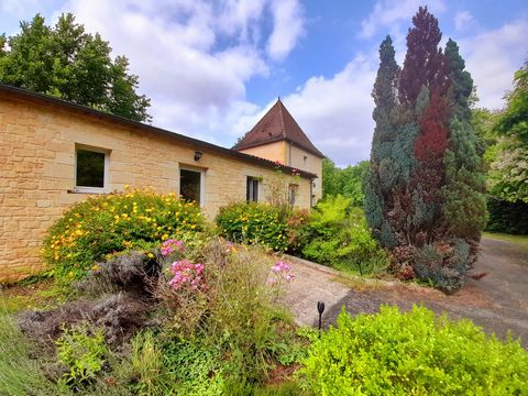We are delighted to offer you this pretty stone house with direct access on to the Dordogne River, just perfect for sailors, river swimmers, nature lovers and fishing! The views are stunning! This large stone house is conveniently located to the pret...