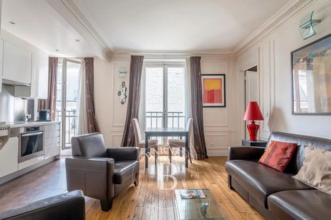 Near to Opéra Garnier, the Jardins du Palais Royal and the Louvre, on the fifth floor with a lift of a magnificent Haussmann building, BARNES ST HONORE is listing a stunning 1-bedroom apartment, renovated throughout and overlooking the courtyard. Thi...
