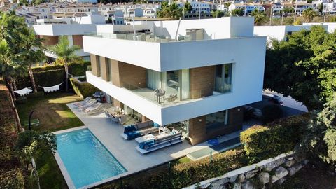 Located in Estepona. Holiday Rental !!! This modern villa, located in el Campanario Golf Estepona, is an absolute dream home. With 5 spacious bedrooms and 4 stylish bathrooms, there is enough space for the whole family and guests to stay comfortably....