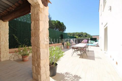 3965EE Salernes Come and discover this charming house located in a dominant position with view, not far from shops. This quality home is composed on the ground floor of a living room, independent kitchen with pantry opening onto a large terrace, a ma...