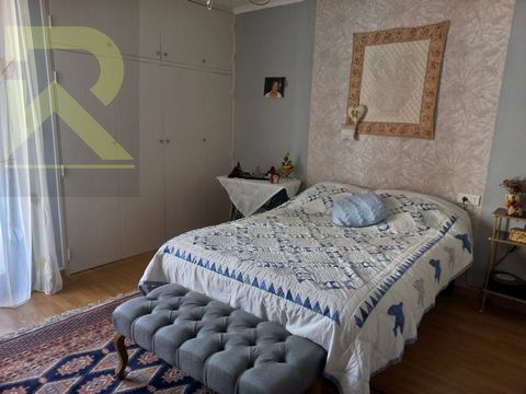 A type T4 apartment located on the second and last floor of a luxury residence with garage and storeroom in the basement in a quiet area and taken from Beziers consists of a living room of 50m2 facing south with spinning balcony, an equipped kitchen,...
