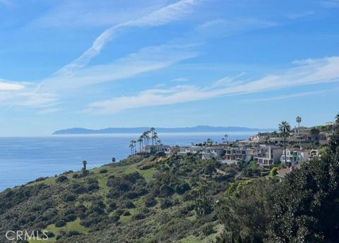 Laguna Beach huis op een heuveltop met een adembenemend uitzicht vanuit elke kamer. Dit mini-landgoed ligt op een privé- en omheind perceel van @ 10.000 m² met een hoofdwoning van 4 slaapkamers en een vrijstaande wooneenheid. Entertain in stijl en ge...
