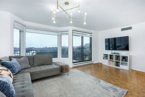 Welcome to Le Chantilly! Beautifully renovated with high-end materials in 2021, this spacious corner unit offers 3 bedrooms (1 with en-suite bathroom and large walk-in), 2 bathrooms, great views from large windows and balcony, 2 indoor parking spaces...