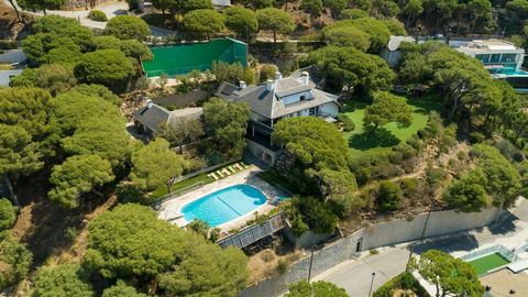 Exclusive villa located in the residential area Mont-Cabrer from Cabrils, Barcelona. Built in 1980 on a 5,450 m² plot, it has a total of 1,267 m² built. The fabulous main garden of the villa is developed on a large platform in front of the house, whi...