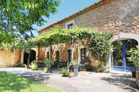 Close to a pretty village in the Luberon, fully renovated old farmhouse of 575 m² including living space of 360 m² on almost 2.5 acres of land. Well-preserved charm and authenticity for this property with several outbuildings in an idyllic setting, a...