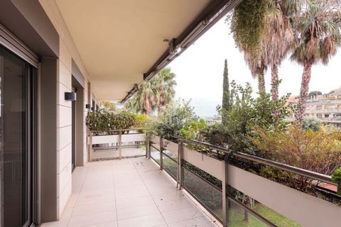Spacious apartment of 115.60 m2, located in the most exclusive residential area of Barcelona. An ideal and quiet place to live for families with children close to the most privileged schools and to the city center. The apartment consists of 3 bedroom...