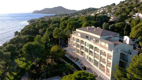 Tranquillity and the sweetness of living in this waterfront property. Less than 10 minutes from Toulon Hyeres airport, 1 hour from Marseille airport and 25 minutes from Toulon TGV station. Welcome to Carqueiranne, a unique site in the heart of a land...
