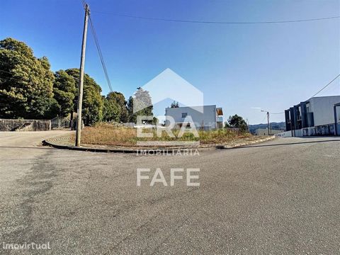 Plot with 491 m2 in Quinchães Plot of land with: the area of 491 m2, two fronts, near the Socorro Industrial zone, excellent access, excellent sun exposure, with a gross construction area of 330 m2. Parish of Quinchães Quinchães is a parish in the mu...