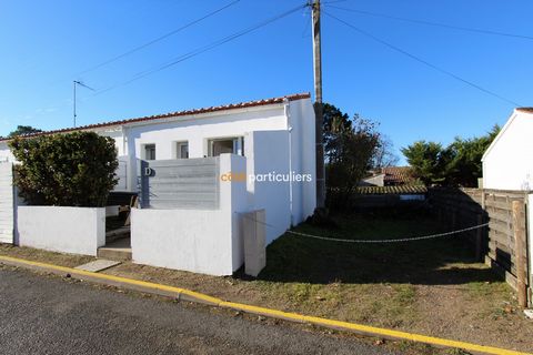 Single storey house located in La Tranche-sur-mer, just 300 metres from the beaches of the Atlantic Ocean. Fully equipped for your comfort, this studio is ideal for a couple or a family looking for a pied-à-terre for the holidays. It comprises a main...