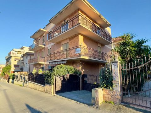 Monterotondo - Santa Maria - We offer for sale a 150 m2 apartment on one level with four balconies, a 120 m2 flat roof and an attic. The house is located on the first floor of a small curtained building consisting of only five residential units and w...