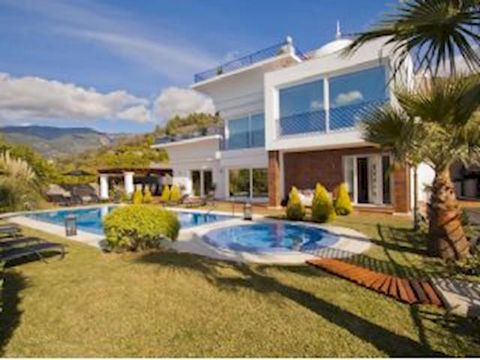 This lovely villa is located in the spectacularly beautiful region of La Axarquia, in the mountains, a short drive from the beaches of the Costa del Sol. It sits between the villages of Canillas de Albaida and Cómpeta, both a huddle of brilliant whit...