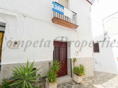 Casa de pueblo en Canillas de Albaida que necesita ser renovada, 4 dormitorios, 1 baño, terrazas y vistas impresionantes.