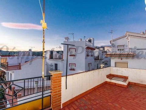 This is one of our charming little town houses, located in the heart of Sayalonga, just a few steps from the main square and all the businesses. It is distributed as follows: from the street, a staircase goes up to a floor where the living room, dini...