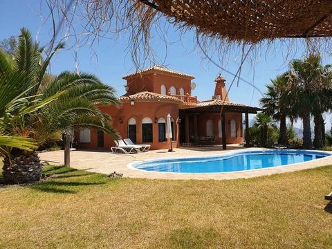 Impressive villa with beautiful views of the Mediterranean Sea and the mountains. It has 3 bedrooms, an open-plan living room - kitchen and 2 bathrooms (one of them ensuite). The exterior benefits from having a wonderful swimming pool, various terrac...