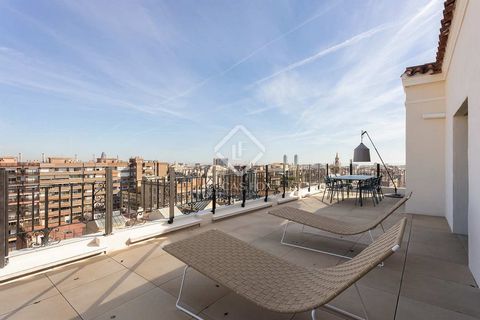 75 m2 penthouse and 60 m2 private terrace ready to move into. It is newly renovated, furnished and equipped with high-end finishes and designer furniture. All this makes it an ideal second residence where you can enjoy and discover Barcelona. Its lar...