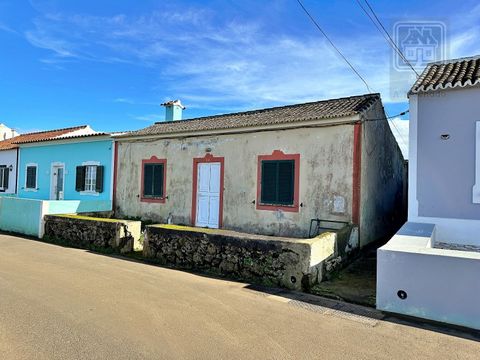 House for renovation available for sale, built on one floor, located in Lajes, Praia da Vitória, Terceira Island, Azores. The house is built on a 460 m2 plot and has a side pedestrian entrance to the yard. It is divided as follows: Living room, kitch...