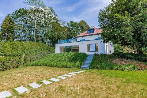 Petite Espinette renovated character house Prince d'Orange, in the beautiful avenue de la Petite Espinette, a delightful late 1930s character villa renovated and extended in 2018, comprising on the ground floor an entrance hall with guest toilet and ...