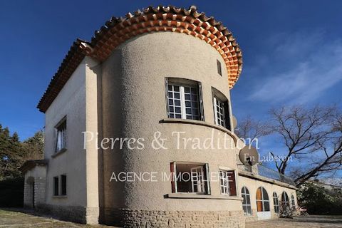 Located within walking distance of the magnificent village of Lourmarin and all the shops, we offer for sale this beautiful traditional construction of more than 210 m². the house, with 194 m² of living space, now consists of a bright living room, a ...