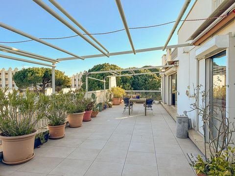 Rare for sale: An apartment ideally located in La Grande Motte in the sunset district benefiting from a beautiful living area of 92.60m2, a terrace of 59m2 and veranda 10m2. The apartment is very bright. Beautiful living room extending onto the terra...