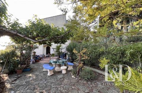 15 minutes from Narbonne, great potential for this large family house in a dominant position in the heart of a medieval village crossed by the Canal du Midi and classified as a UNESCO World Heritage Site. A large wooded garden is embellished with man...