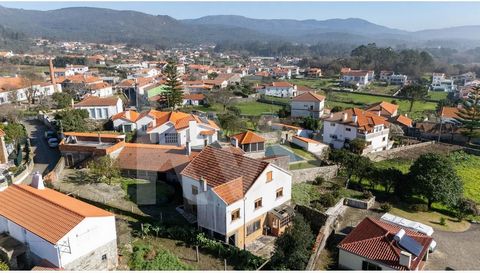 The present villa is located at the foot of Monte do Calvário in Vila Praia de Âncora, in Lugar do Viso (200 meters from the old dairy factory). This property has unique characteristics in the locality, because in addition to being in an extremely qu...