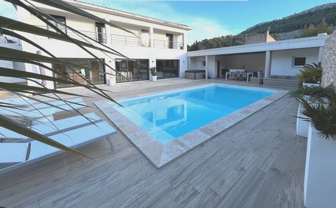 Near Cassis, undisturbed residential setting, an ideal location for this modern villa. Modern house built in 2016 to a very high standard, whose accommodation currently has been laid out into a main house of 170m2 with living room / kitchen of 80m2, ...